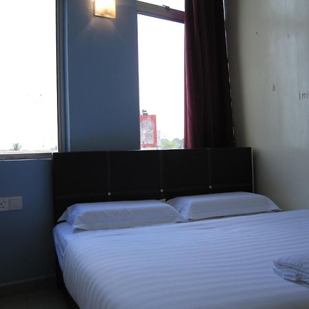 Max Inn Hotel Parit Raja Szoba fotó