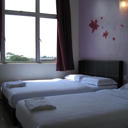 Max Inn Hotel Parit Raja Szoba fotó