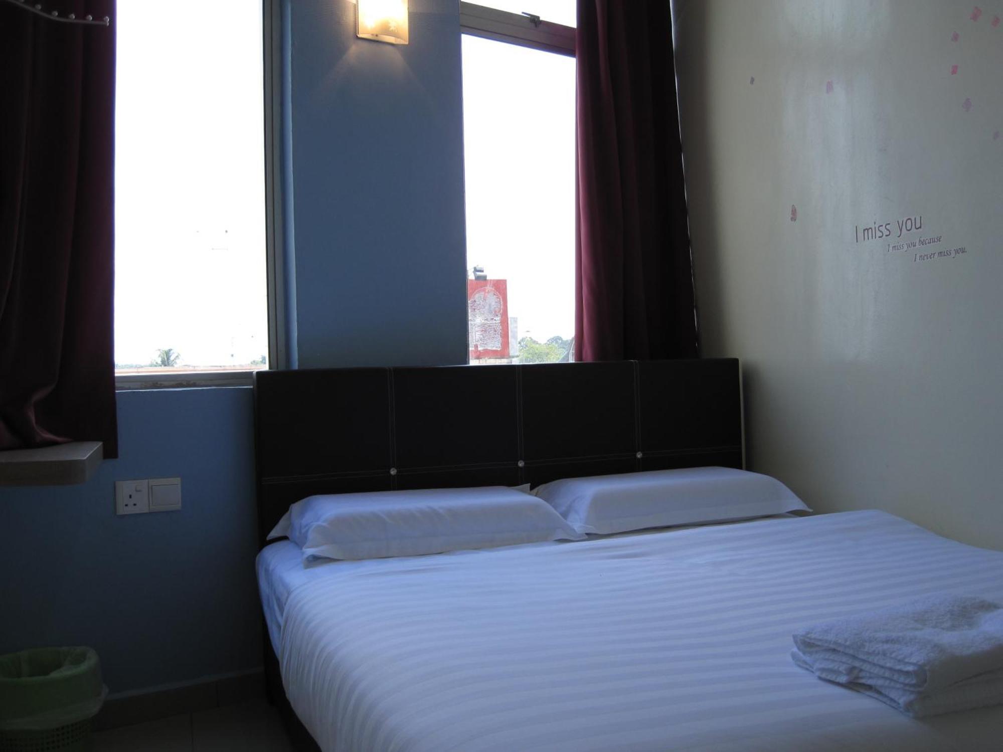 Max Inn Hotel Parit Raja Szoba fotó