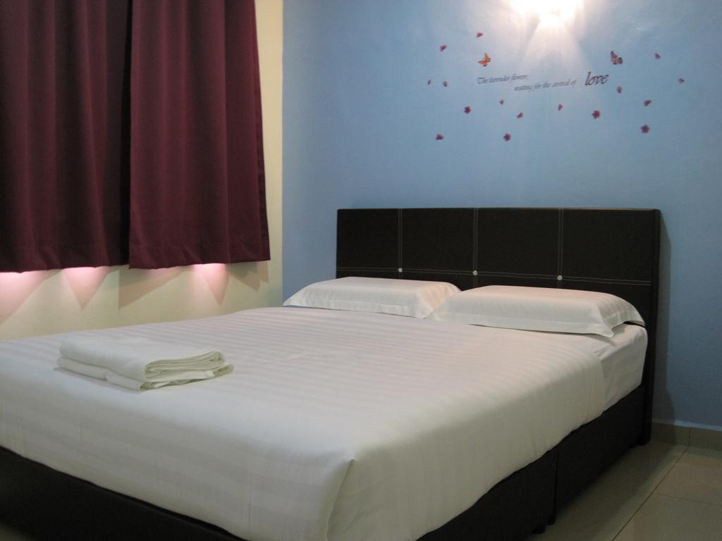 Max Inn Hotel Parit Raja Kültér fotó