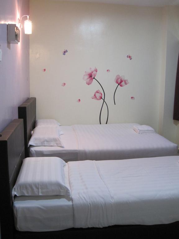 Max Inn Hotel Parit Raja Kültér fotó