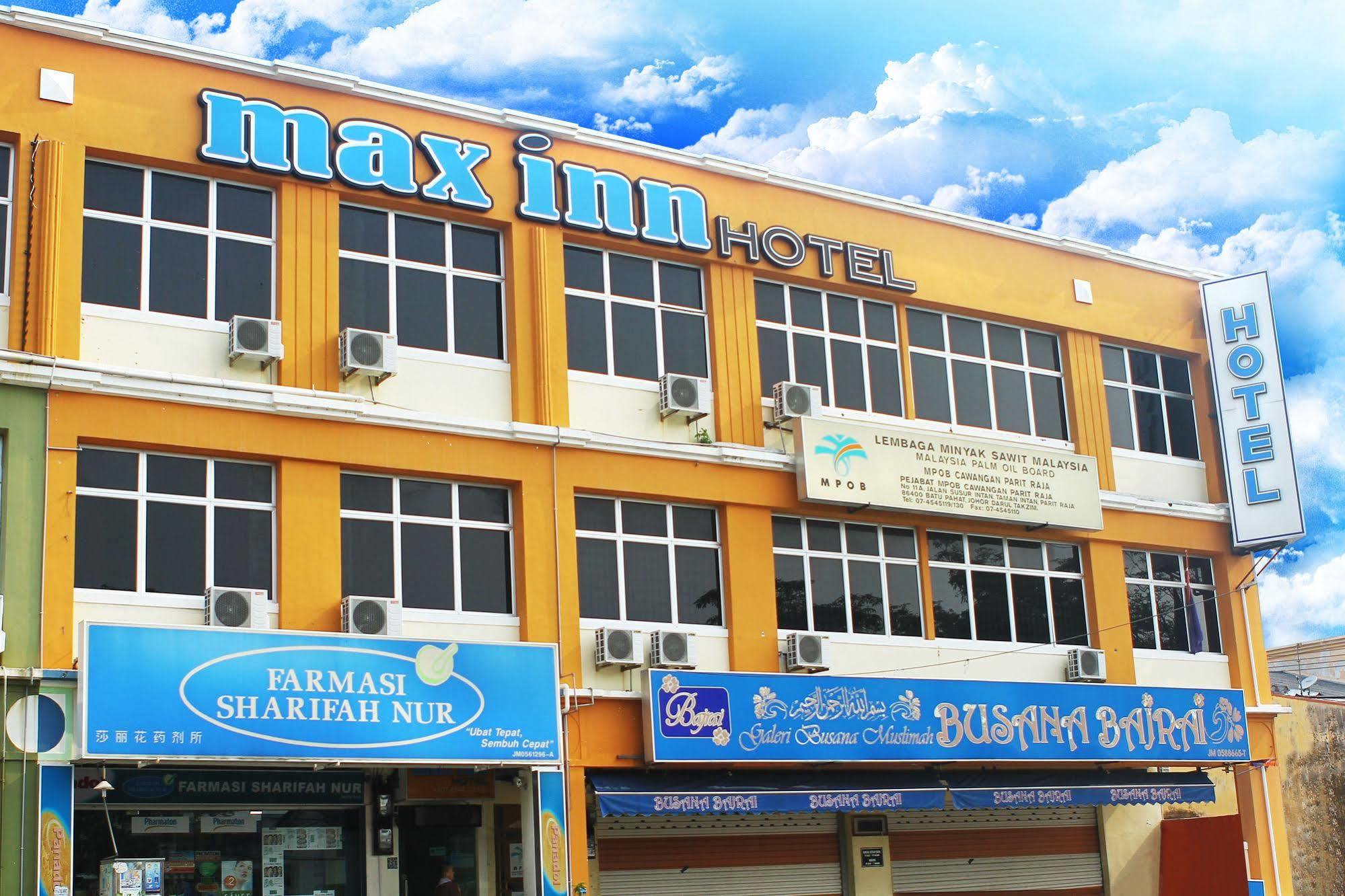 Max Inn Hotel Parit Raja Kültér fotó
