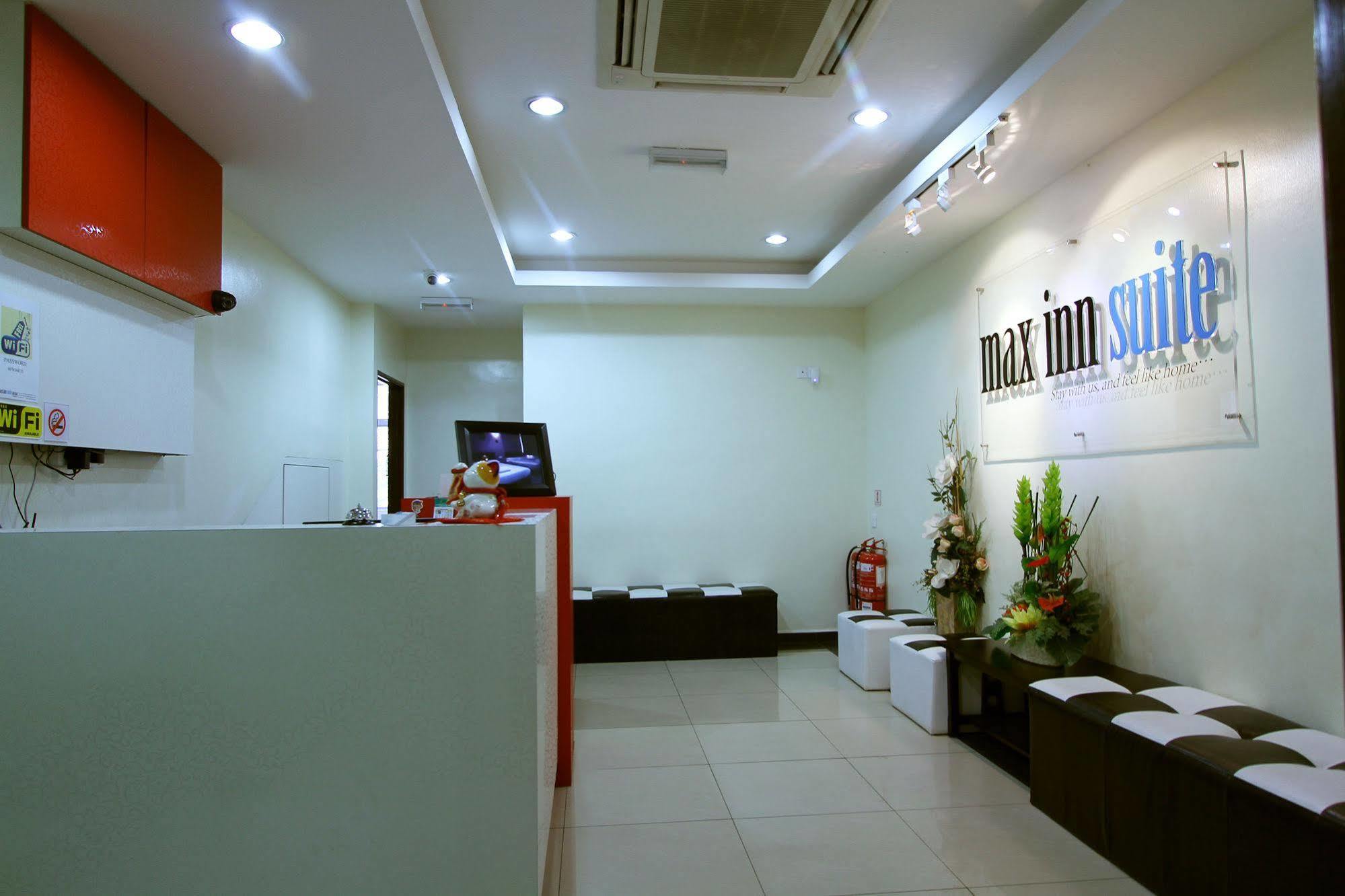 Max Inn Hotel Parit Raja Kültér fotó