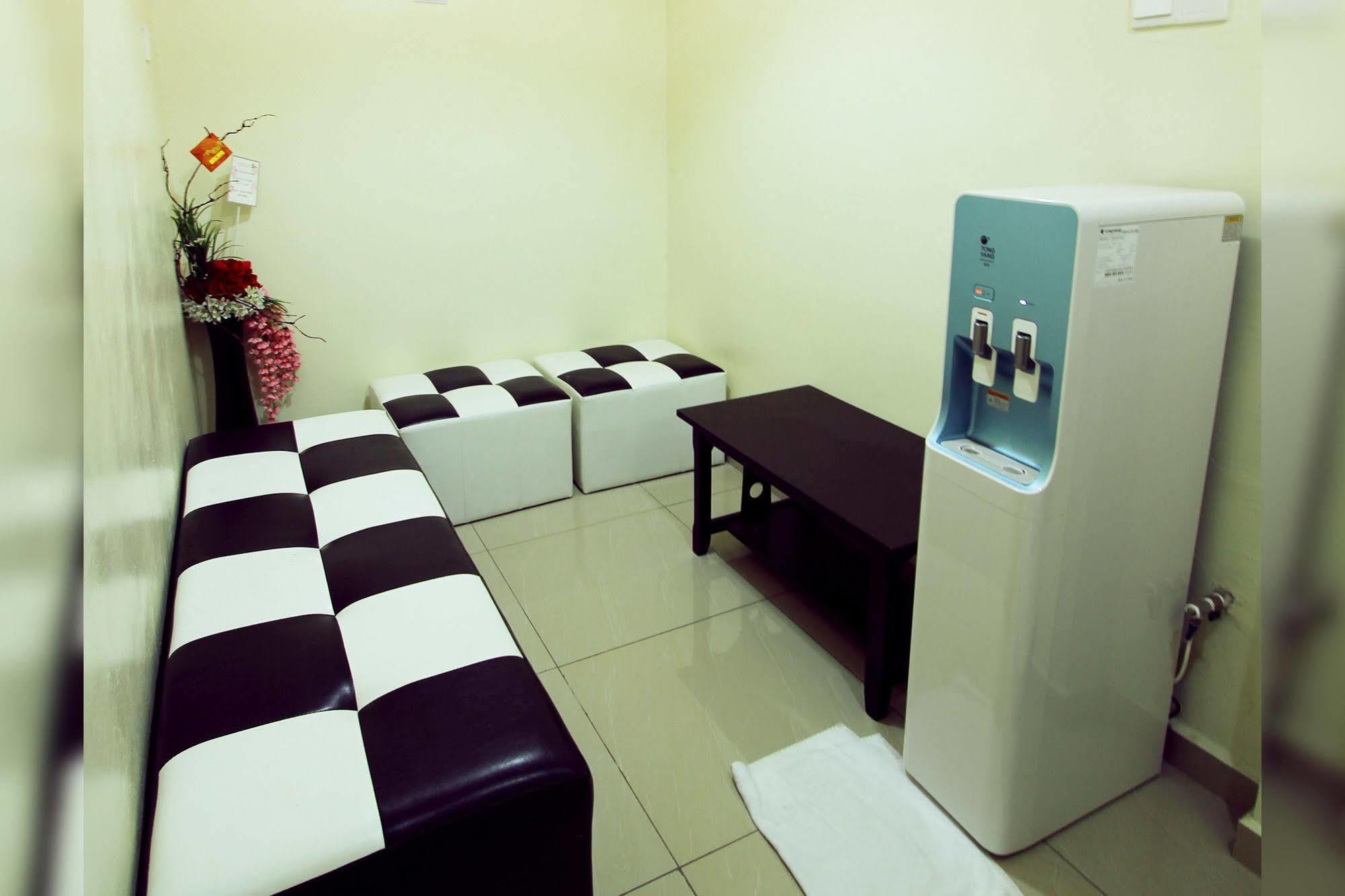 Max Inn Hotel Parit Raja Kültér fotó