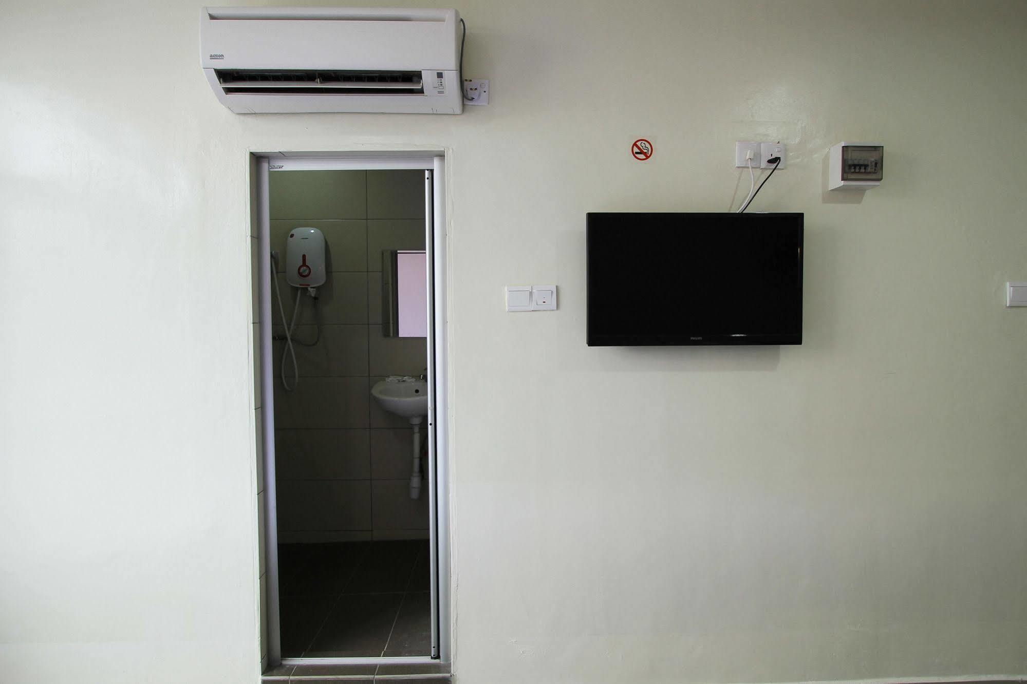Max Inn Hotel Parit Raja Kültér fotó