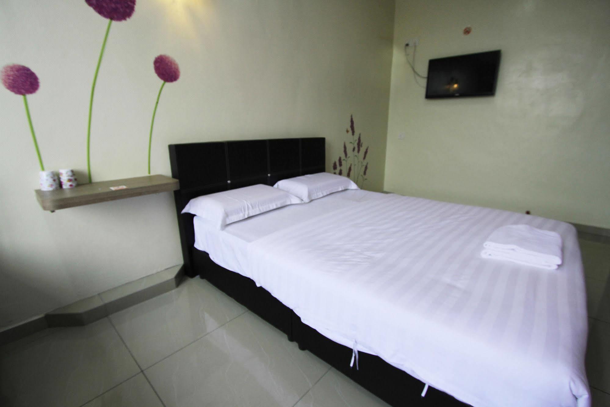 Max Inn Hotel Parit Raja Kültér fotó