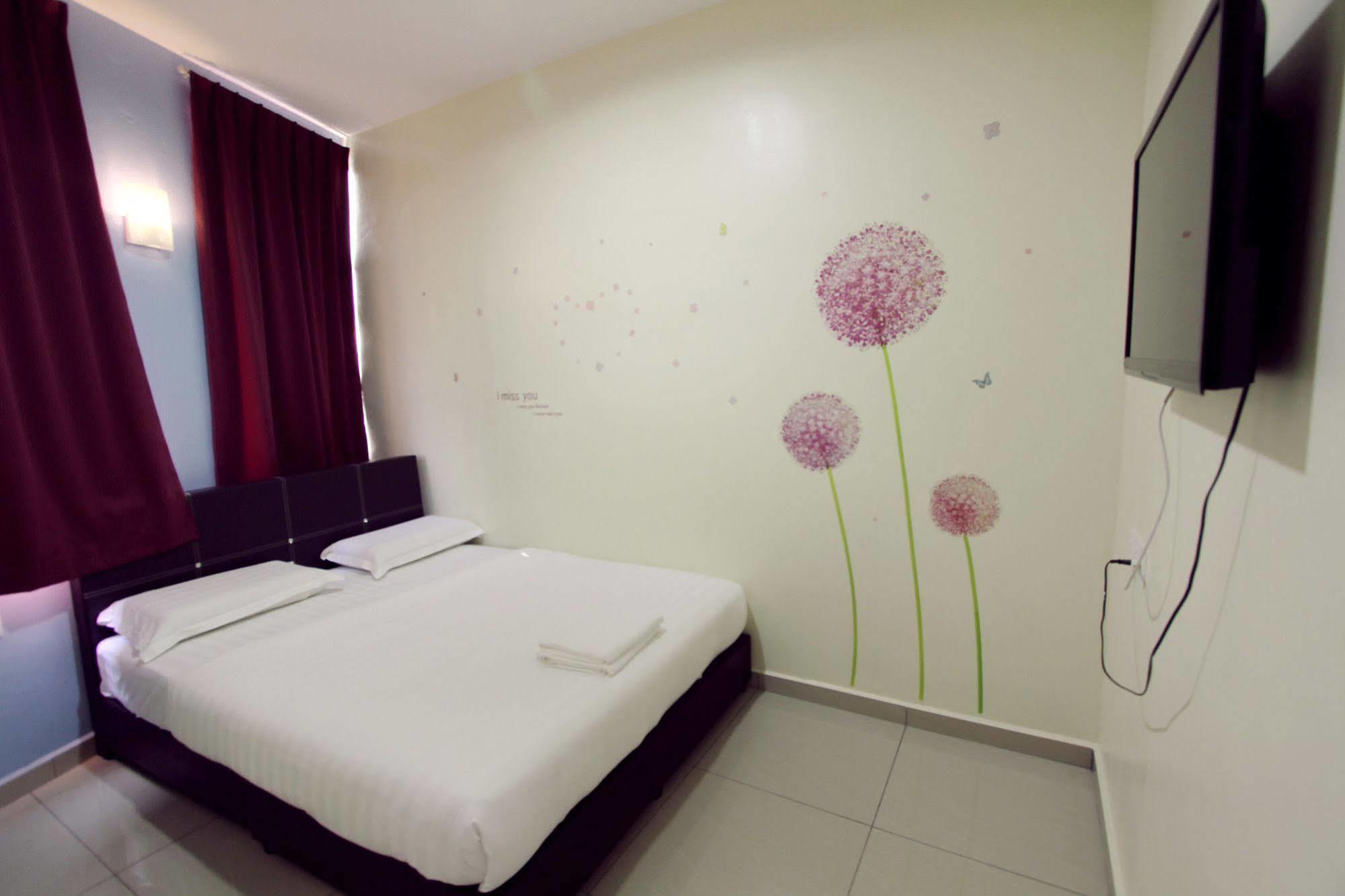 Max Inn Hotel Parit Raja Kültér fotó