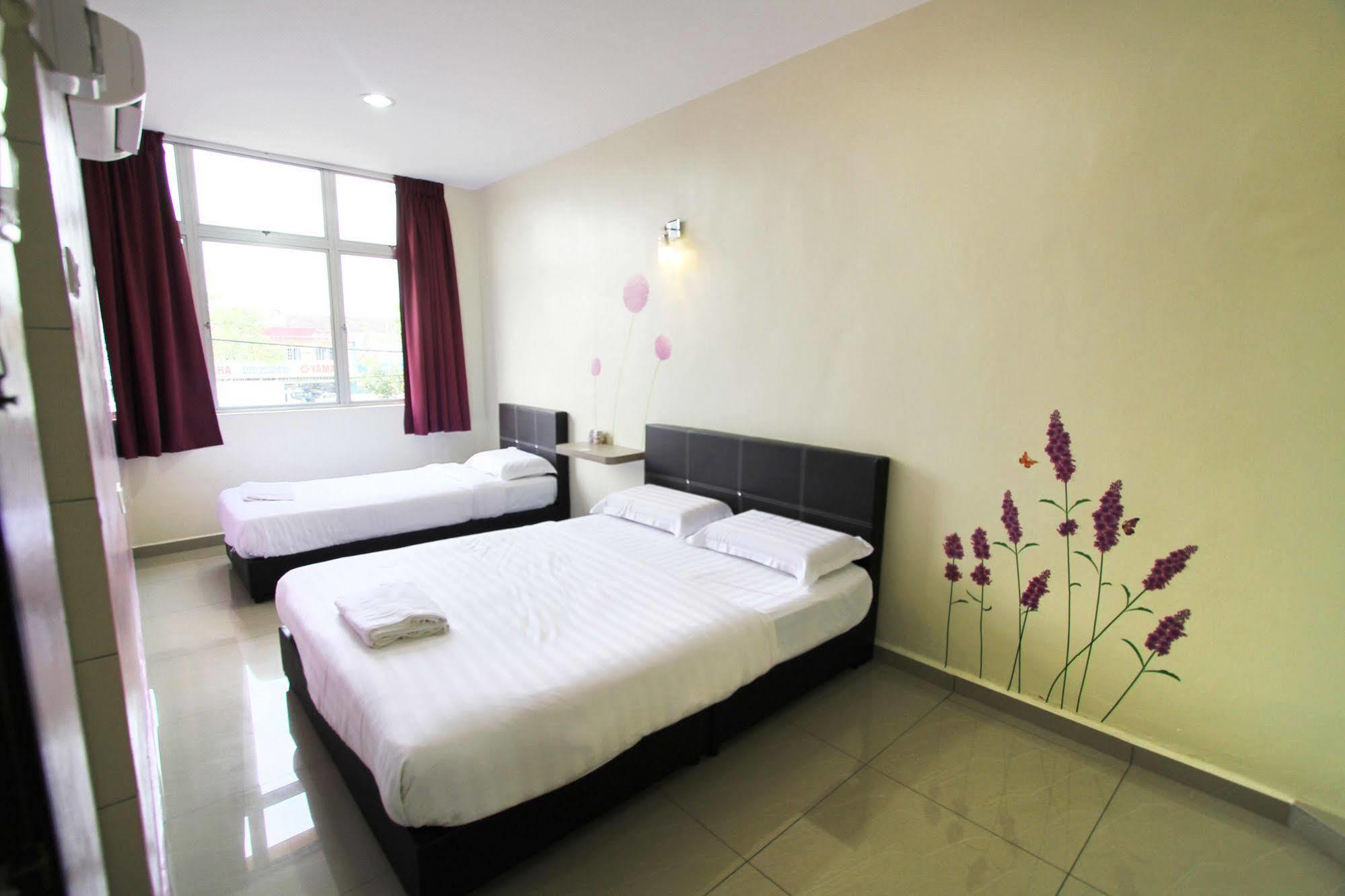 Max Inn Hotel Parit Raja Kültér fotó