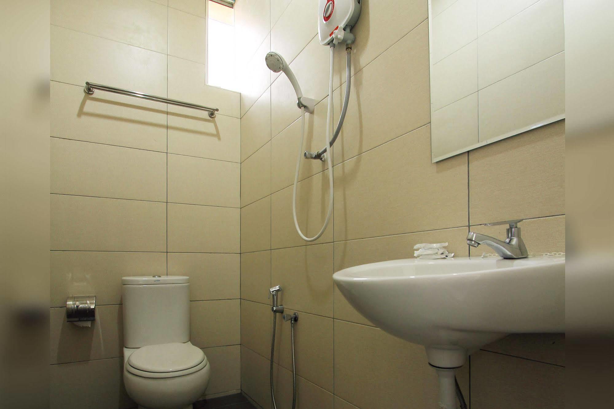 Max Inn Hotel Parit Raja Kültér fotó