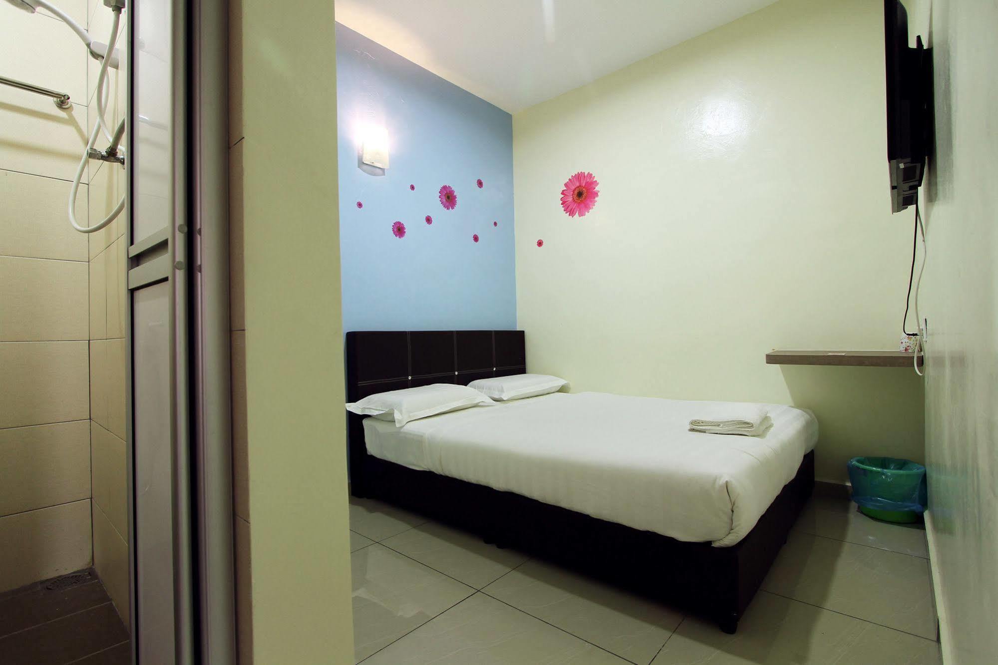 Max Inn Hotel Parit Raja Kültér fotó