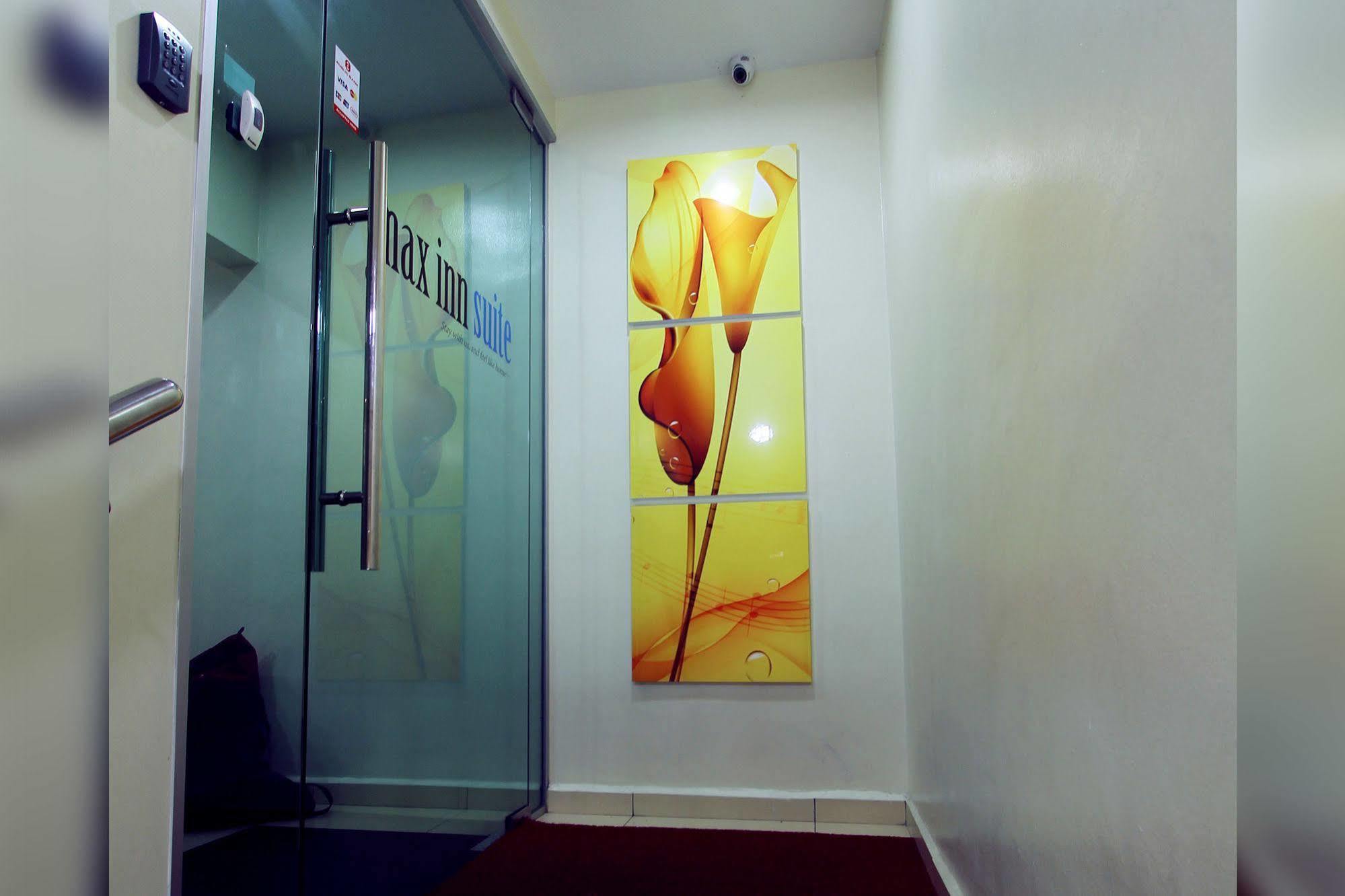 Max Inn Hotel Parit Raja Kültér fotó