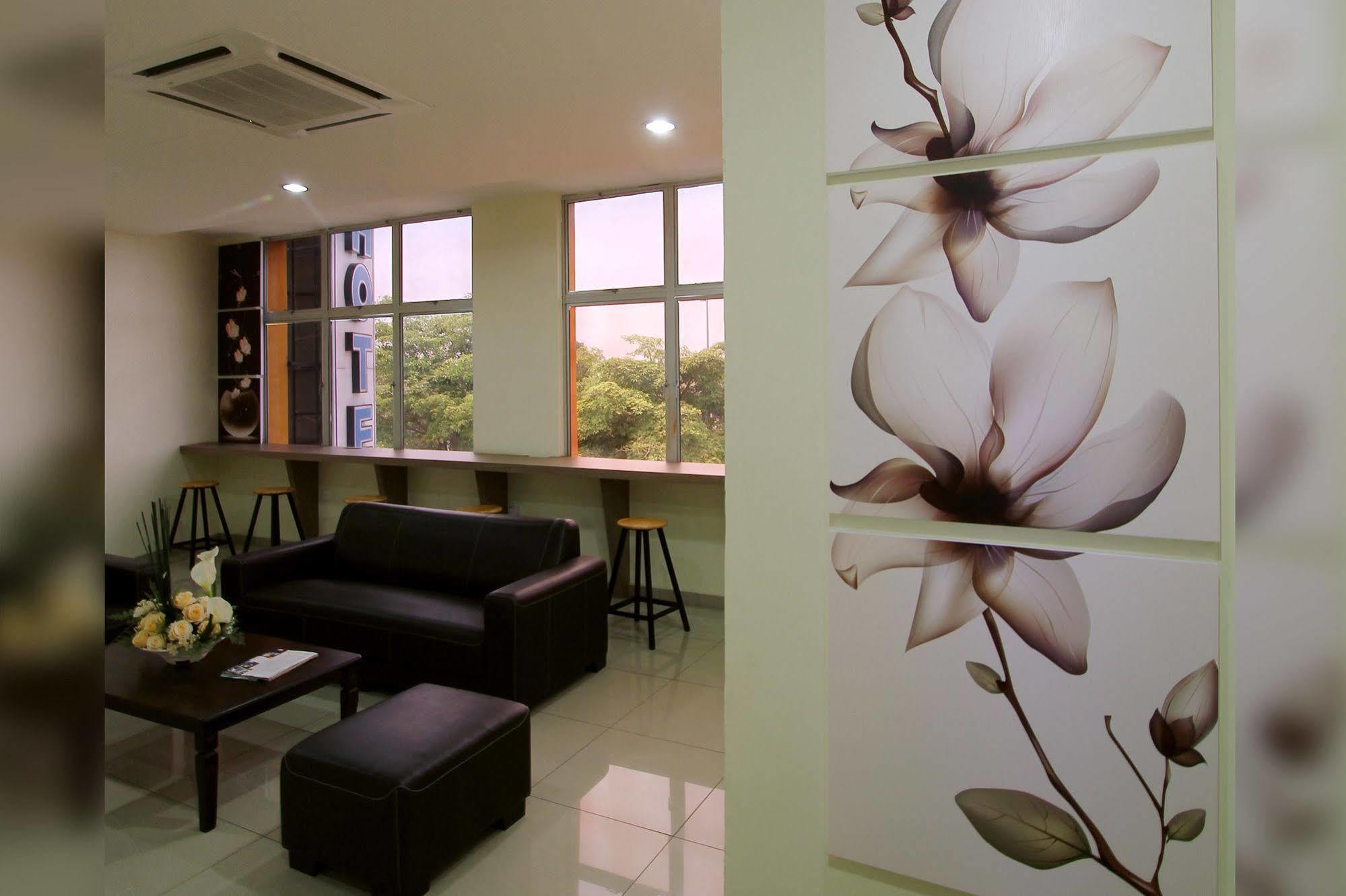 Max Inn Hotel Parit Raja Kültér fotó