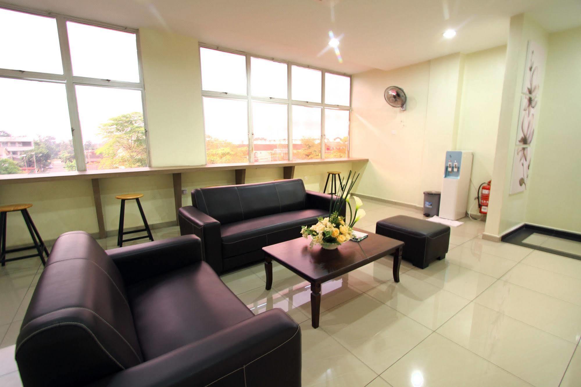 Max Inn Hotel Parit Raja Kültér fotó